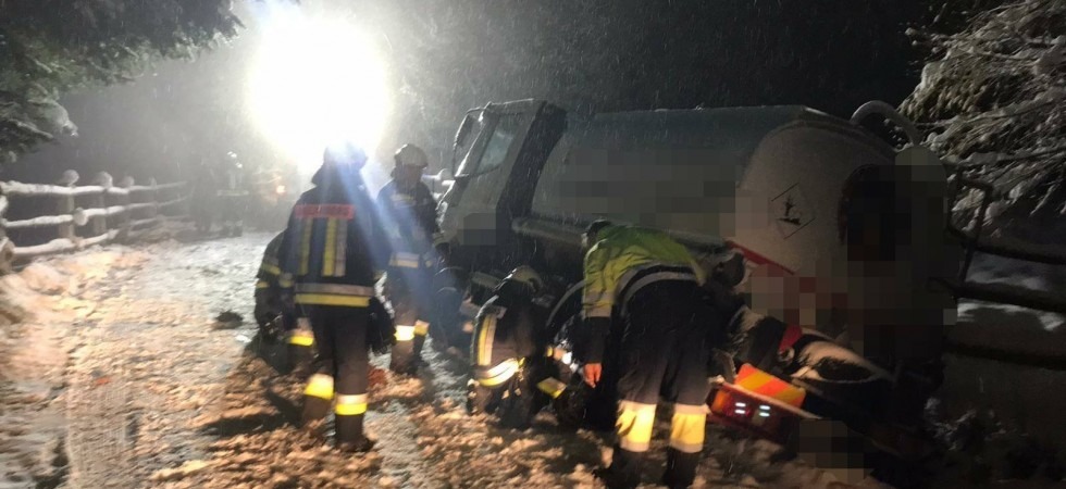 Nevica in Alto Adige, l'autocisterna slitta nella scarpata e si blocca
